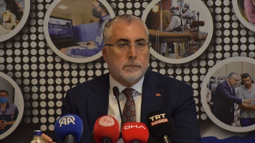 Çalışma ve Sosyal Güvenlik Bakanı Vedat Işıkhan konuşma yaparken