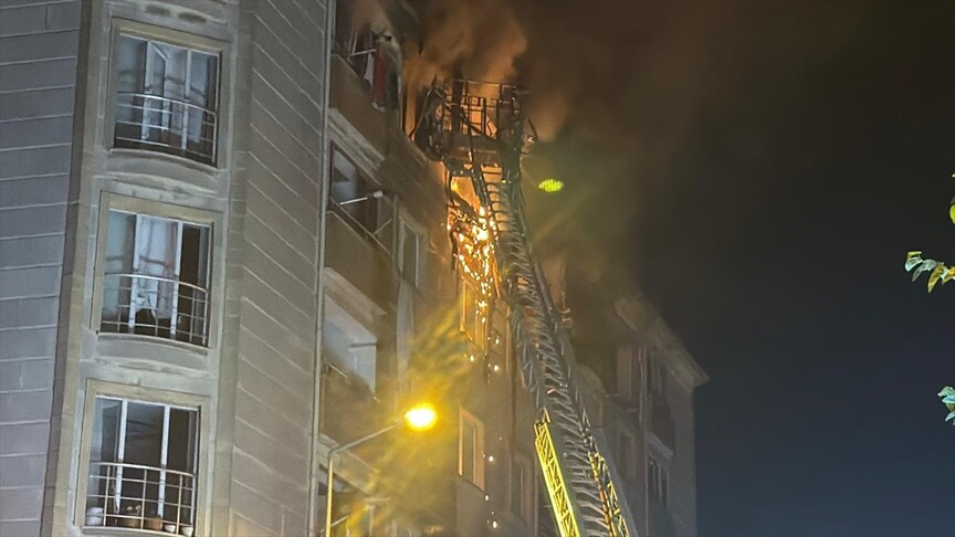 Tekirdağ'ın Çorlu ilçesinde bir apartmanın 6. katında meydana gelen patlamada bir kişi hayatını kaybetti.