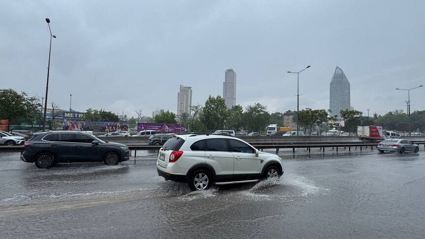 İstanbul'un bazı bölgelerinde gökgürültülü sağanak etkili oluyor