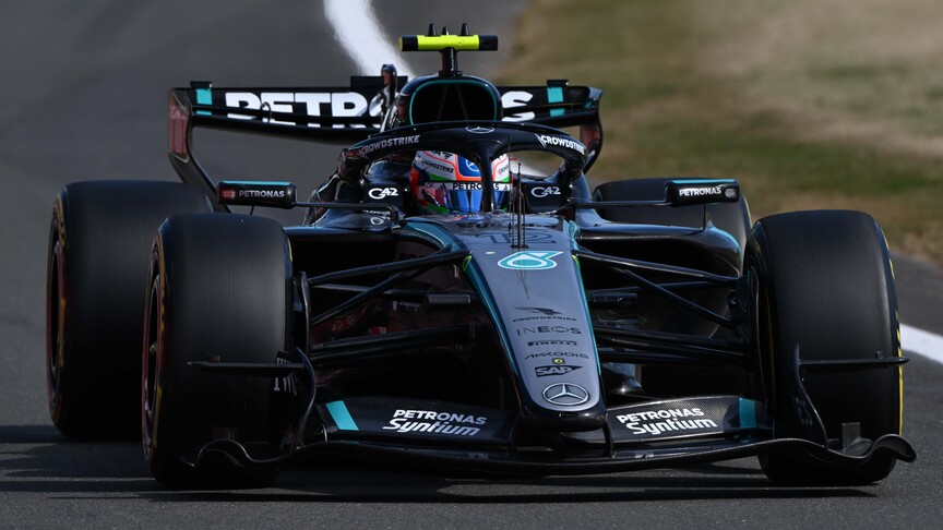 Formula 1 pilotu Kimi Antonelli aracının direksiyonunda.