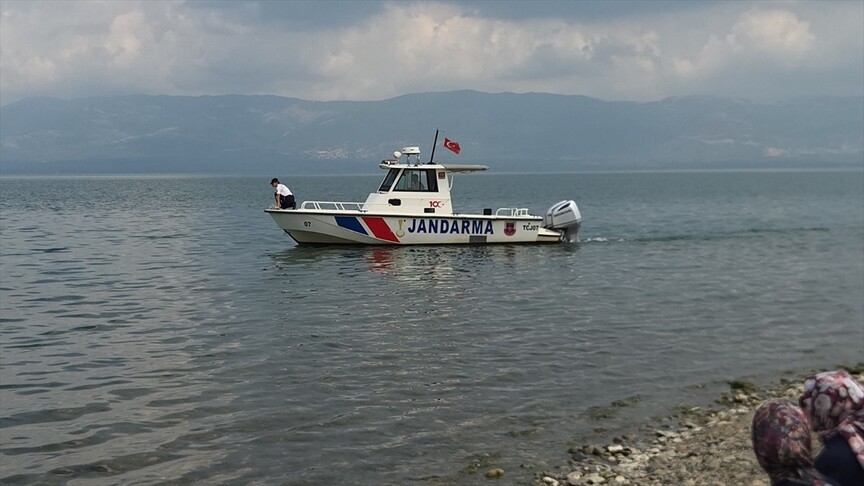 İznik Gölü'nde arama kurtarma çalışmaları yapılıyor.