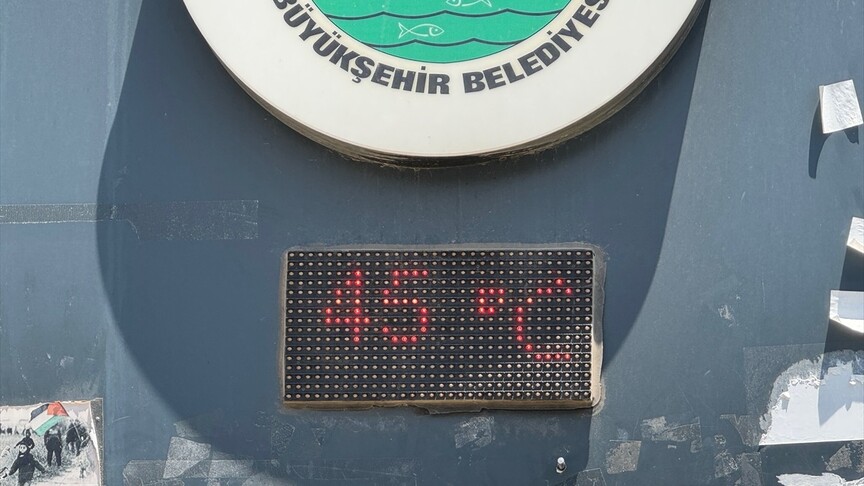 Şanlıurfa'da termometrelerin 45 dereceyi gösterdiği bir sokak görüntüsü.