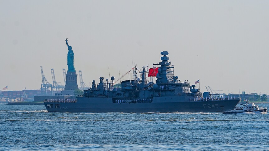 TCG Oruçreis fırkateyni, ABD'nin 250. yıl kutlamaları kapsamında New York'ta Hudson Nehri'nde demirlemiş halde.