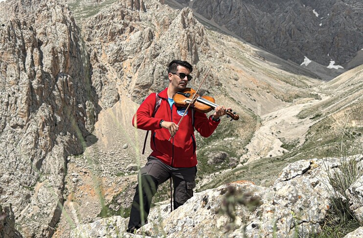Mjeku entuziast i alpinizmit luan me violinë në majet e larta