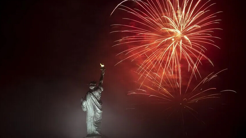 Zjarre në Urën e Brooklynit në New York gjatë shfaqjes së fishekzjarreve për Ditën e Pavarësisë së SHBA së