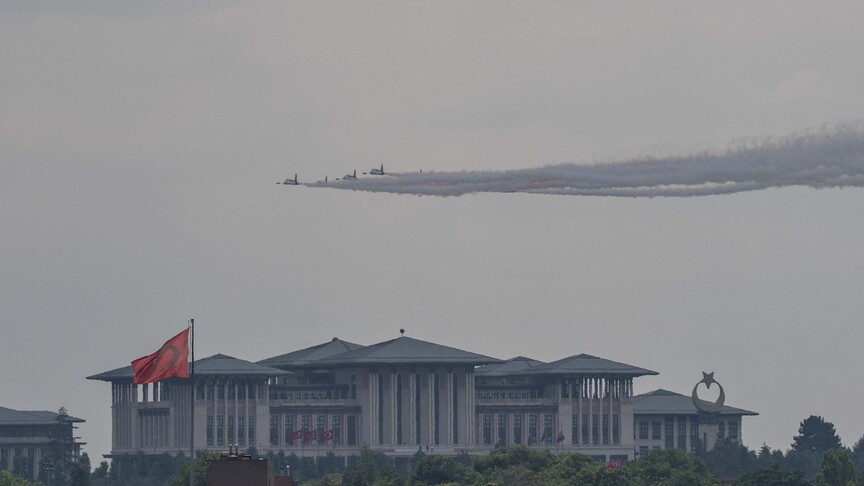 Türk Yıldızları akrobasi timi, Ankara semalarında prova uçuşu gerçekleştiriyor.