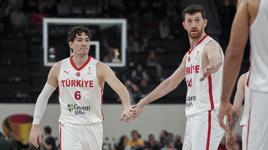 A Milli Erkek Basketbol Takımı oyuncuları sahada mücadele ederken