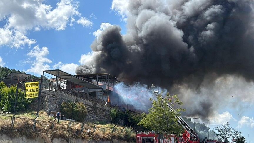 Maltepe'de bir restoranda çıkan yangına itfaiye ekipleri müdahale ediyor.