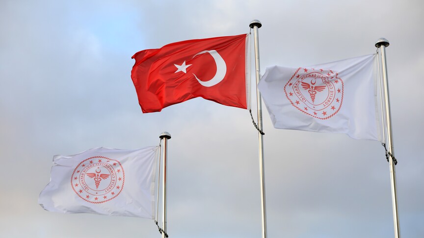 Sağlık Bakanlığı binası ve üzerinde Türkiye haritası görseli.