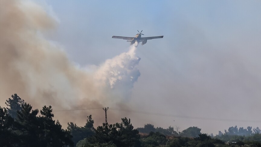 Balıkesir'in Altıeylül ilçesinde çıkan orman yangınına müdahale ediliyor