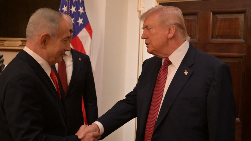 İsrail Başbakanı Binyamin Netanyahu ve ABD Başkanı Donald Trump'ın tokalaştığı bir fotoğraf.