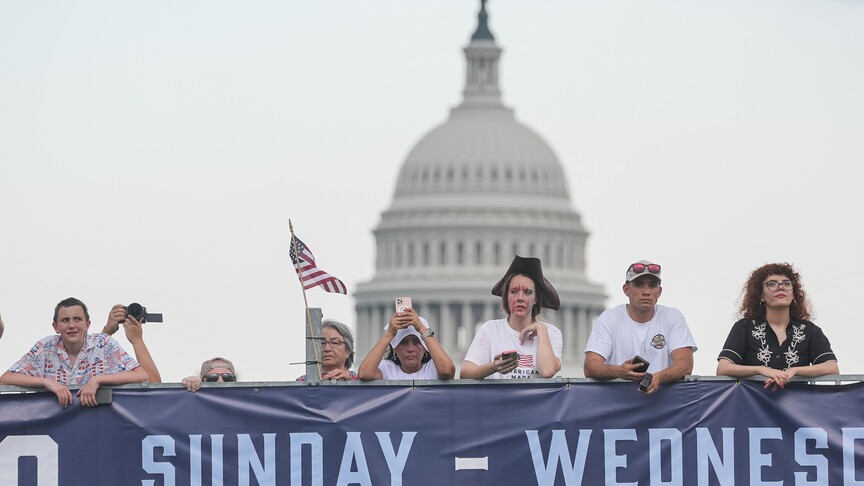 Washington DC'de 4 Temmuz kutlamaları sırasında çekilmiş, fırtınalı hava koşullarını gösteren bir fotoğraf.