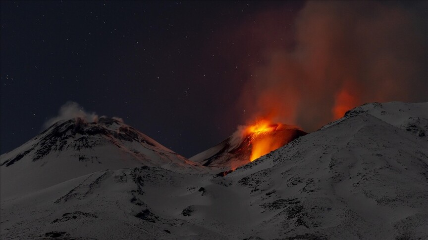 İtalya'da Etna Yanardağı yeniden güçlü şekilde kül püskürttü
