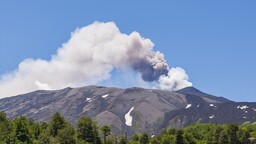 İtalya'da Etna Yanardağı yeniden g&uuml;&ccedil;l&uuml; şekilde k&uuml;l p&uuml;sk&uuml;rtt&uuml;