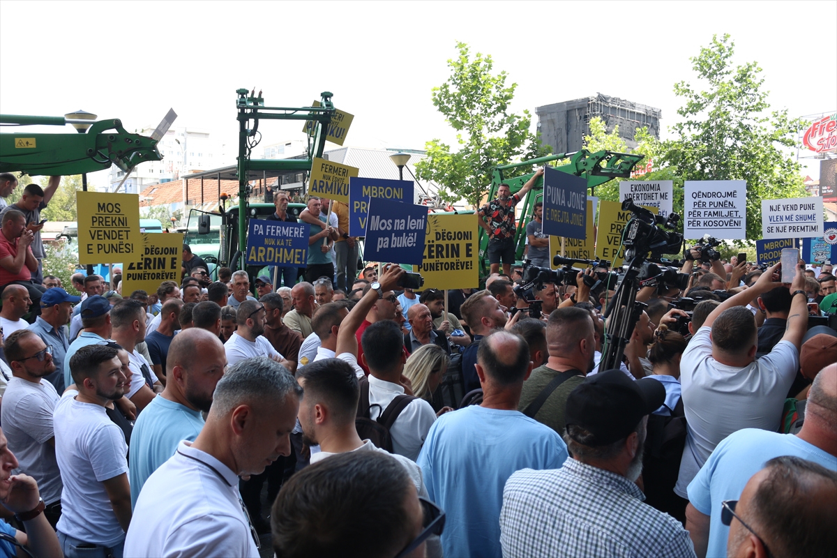 Kosova’da süt üreticileri bakanlık önündeki protestoda yüzlerce litre süt döktü
