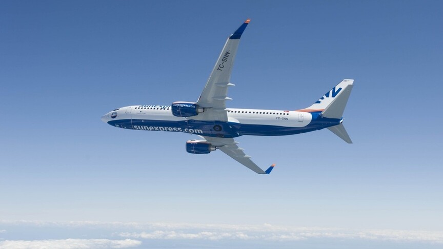 SunExpress uçağı pistte ilerlerken