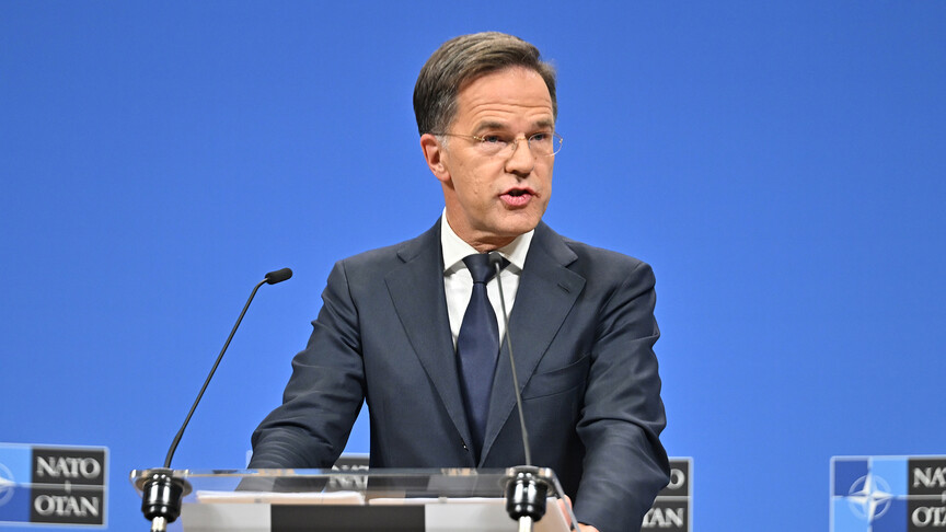 NATO Genel Sekreteri Mark Rutte, Brüksel'deki karargahta konuşma yapıyor.