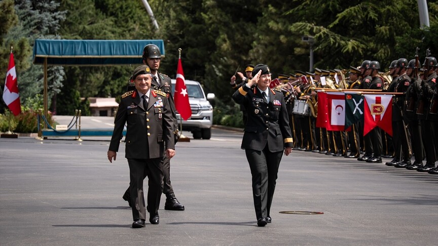 Genelkurmay Başkanı Orgeneral Selçuk Bayraktaroğlu ve Kanada Genelkurmay Başkanı Orgeneral Jennie Carignan'ın tokalaşırken çekilmiş bir fotoğrafı.