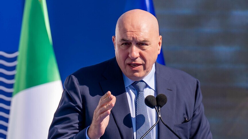 İtalya Savunma Bakanı Guido Crosetto konuşma yaparken