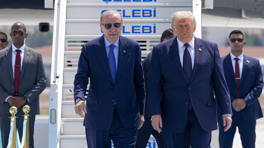 Cumhurbaşkanı Erdoğan, Ankara Esenboğa Havalimanı'nda ABD Başkanı Donald Trump'ı karşılıyor.