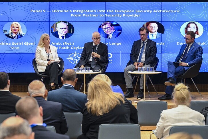 NATO Zirvesi Diyalogları kapsamında Ukrayna'nın Avrupa güvenliğine entegrasyonu konuşuldu haber görseli