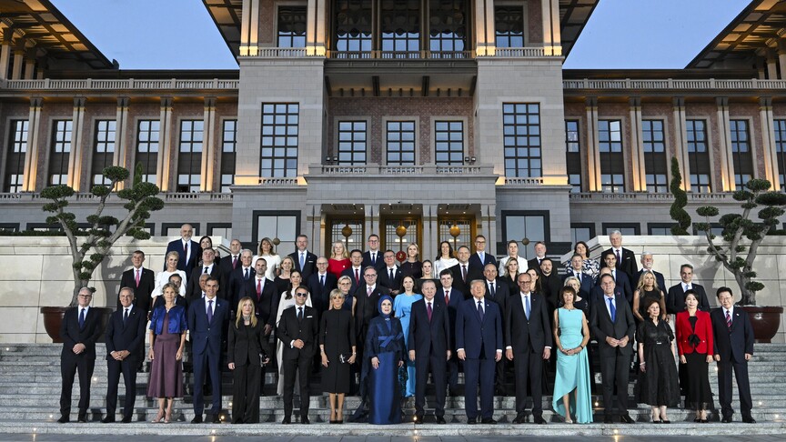 Cumhurbaşkanı Erdoğan ve eşi Emine Erdoğan, devlet ve hükümet başkanları ile eşleri onuruna yemek verdi haber görseli