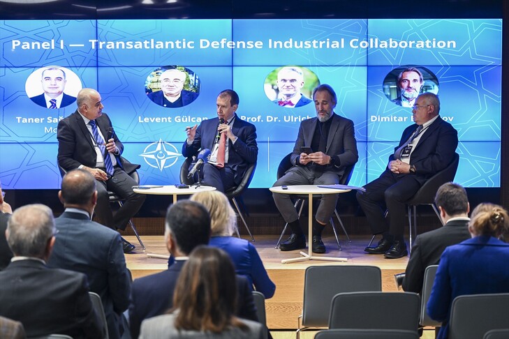 Ankara'da düzenlenen 'NATO Zirvesi Diyalogları' etkinliğinde savunma sanayii işbirliği paneli.