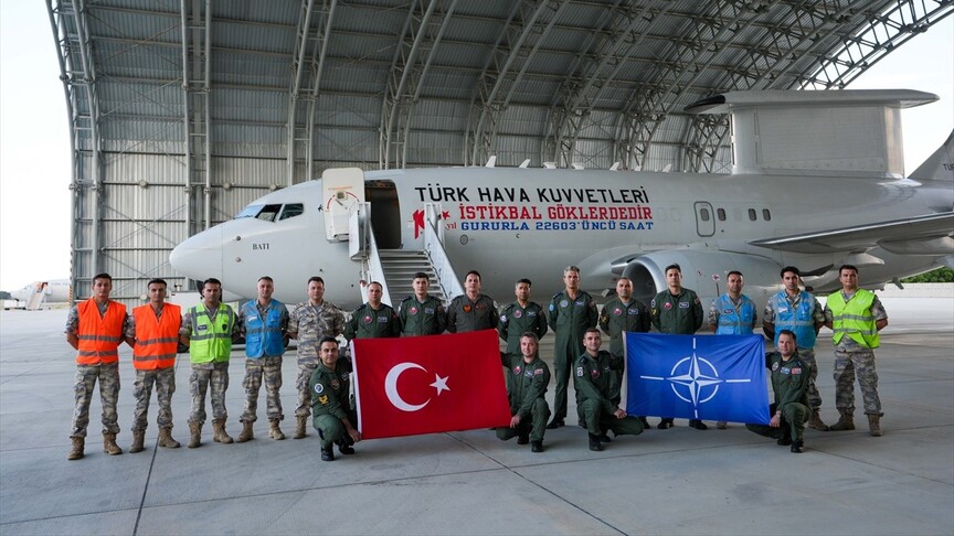 Türk Hava Kuvvetleri'ne ait bir Havadan İhbar Kontrol (HİK) uçağının havada seyrettiği görsel.