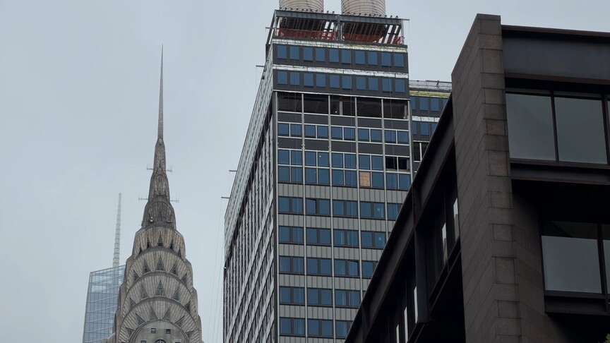 New York'ta 37 katlı binanın yıkılma tehlikesi nedeniyle yollar kapatıldı haber görseli