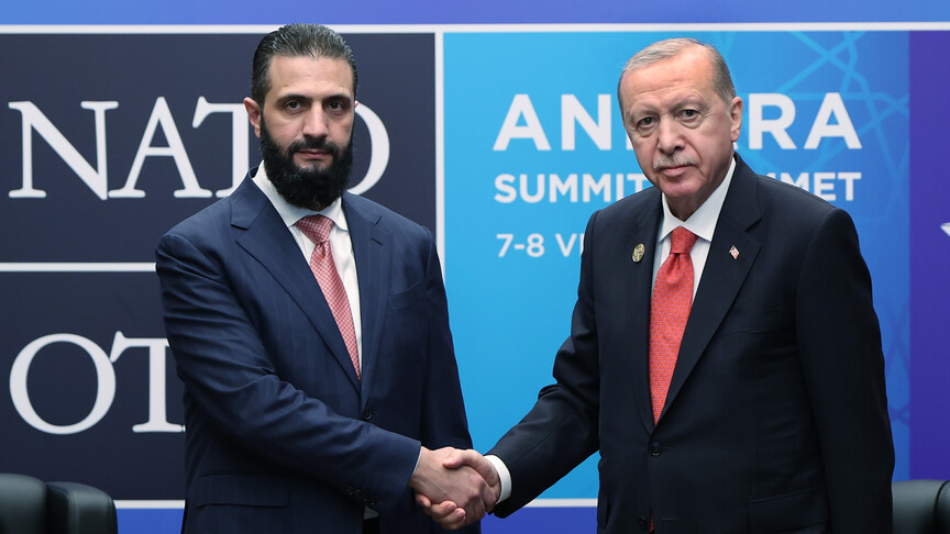 Cumhurbaşkanı Erdoğan ve Suriye Cumhurbaşkanı Beşar Esad'ın tokalaşırken çekilmiş fotoğrafı.