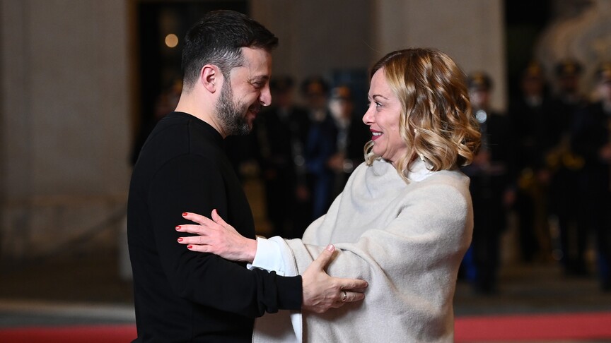 İtalya Başbakanı Giorgia Meloni ve Ukrayna Devlet Başkanı Volodimir Zelenskiy'nin NATO Zirvesi'nde çekilmiş bir fotoğrafı.