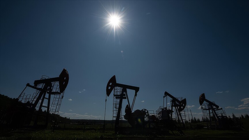 ABD, Hürmüz Boğazı'nda petrol akışının hızlanmasıyla bu yıl için petrol fiyatı tahminini düşürdü haber görseli