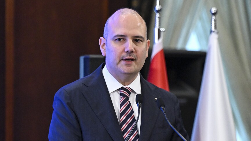 AK Parti Genel Başkan Yardımcısı Ömer İleri konuşma yaparken çekilmiş bir fotoğrafı.