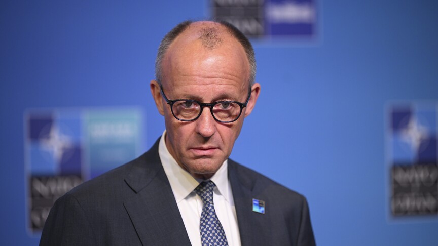 Almanya Başbakanı Friedrich Merz konuşma yaparken