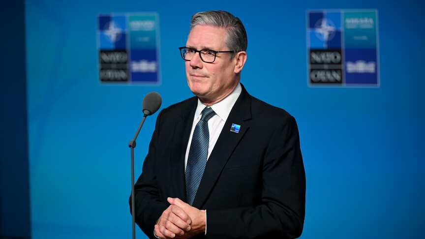 İngiltere Başbakanı Keir Starmer, NATO Zirvesi'nde konuşma yaparken.