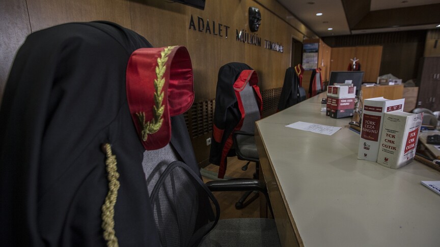 Mahkeme binası önünde duruşma salonu tabelası.