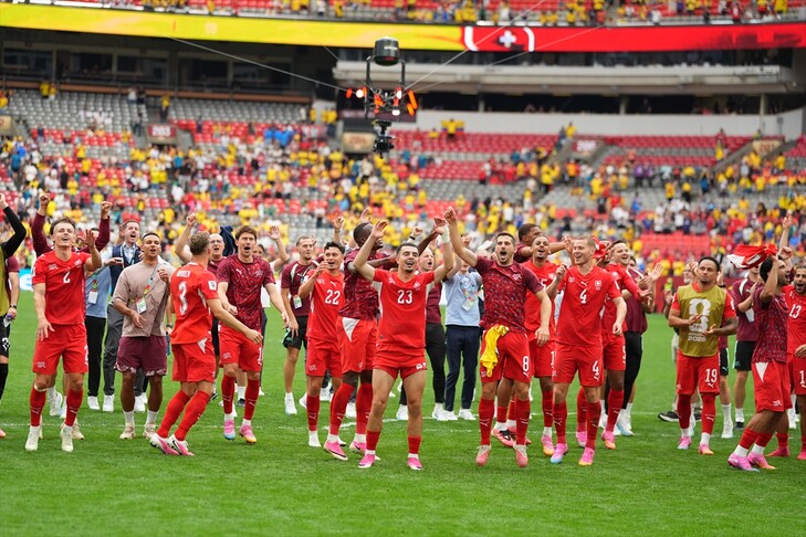 Zvicra mposht Kolumbinë me penallti dhe siguron çerekfinalen e Kupës së Botës