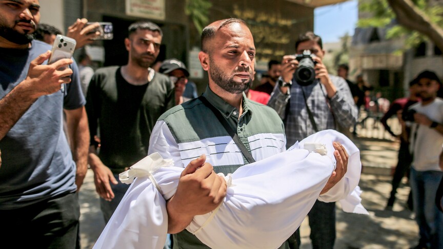 Gazze'de İsrail saldırısı sonucu hayatını kaybeden çocuğun fotoğrafı.