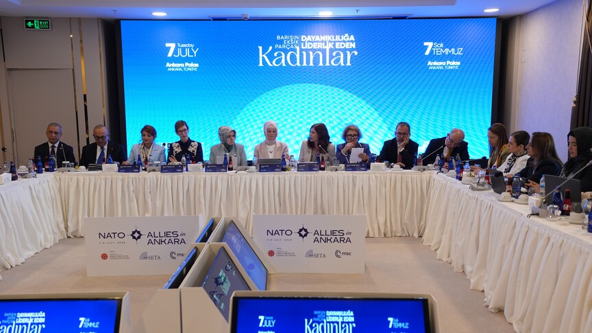 AK Parti Genel Merkez Kadın Kolları Başkanı Tuğba Işık Ercan bir konuşma yaparken.