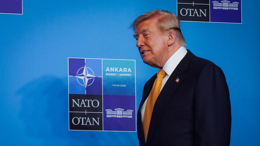 ABD Başkanı Trump, Suriye'yi "teröre destek veren devletler listesinden" çıkaracağını söyledi haber görseli
