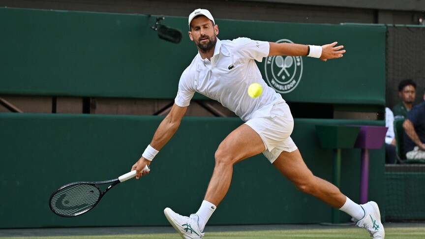 Novak Djokovic, Wimbledon'da yarı finale yükseldi haber görseli