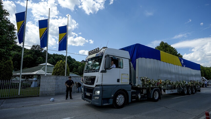 Srebrenitsa Soykırımı'nın 31'inci yılında toprağa verilecek 10 cenaze, gözyaşlarıyla karşılandı