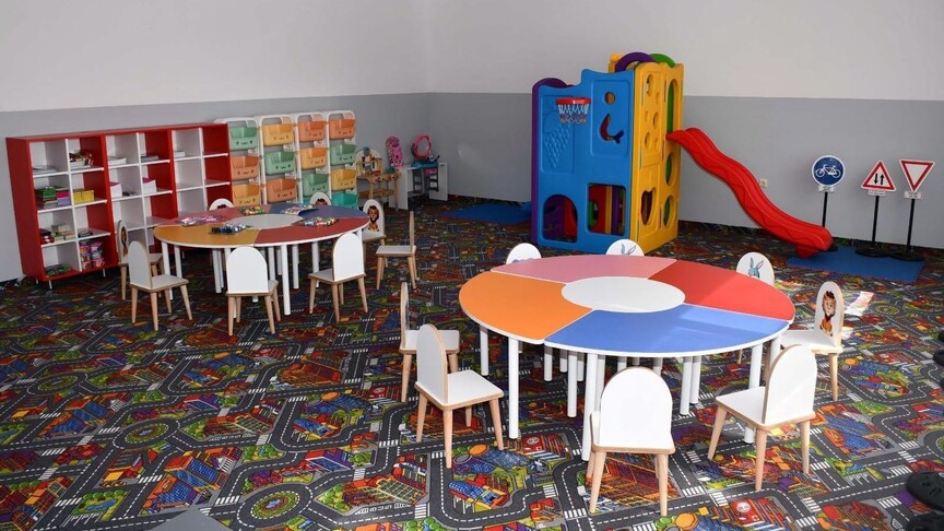 KFOR i Turk dhuron pajisje edukative për kopshtin e një shkolle në Prizren
