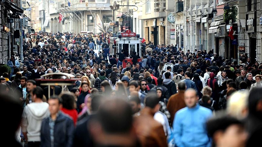 Türkiye haritası üzerinde artan nüfusu temsil eden grafikler.