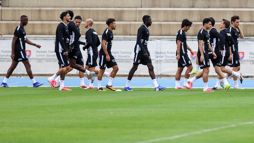 Beşiktaş futbol takımı oyuncuları antrenman yapıyor.