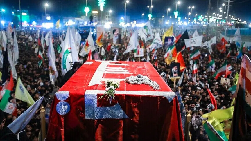 Trupi i liderit suprem iranian të vrarë arrin në Karbala të Irakut