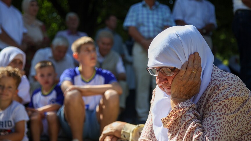 Srebrenitsa Soykırımı kurbanlarının cenazeleri, Saraybosna'dan Potoçari Anıt Mezarlığı'na uğurlandı haber görseli