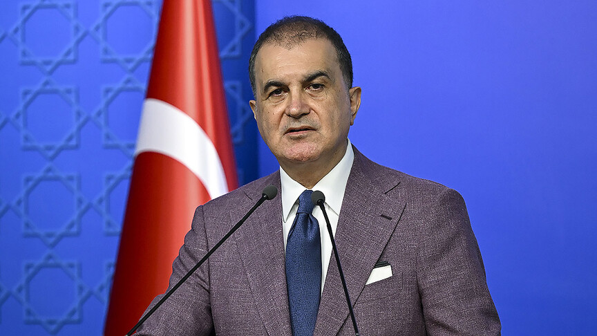 AK Parti Sözcüsü Çelik'ten mezuniyet töreninde ayet yazılı pankartın kapatılmasına tepki haber görseli