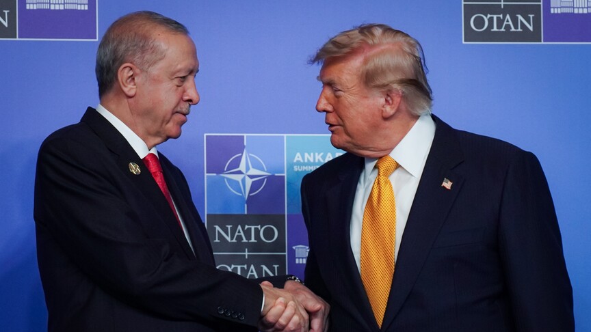 Cumhurbaşkanı Erdoğan'ın NATO Zirvesi'nde diğer liderlerle tokalaşırken çekilmiş bir fotoğrafı.