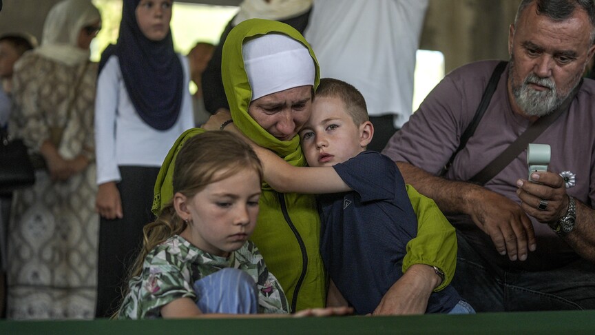 Srebrenitsa Soykırımı'nın 31'inci yılında toprağa verilecek 10 cenaze, gözyaşlarıyla karşılandı